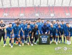 马尔康领取中国职业足球赛事100场纪念球衣，现在已打入65球